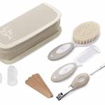 Jané set per l’igiene Basic con necessaire, pettine, spazzola in setola naturale, forbicine, tagliaunghie, lime e spazzolino da denti in silicone