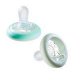 Tommee Tippee Ciuccio Che Simula il Seno Materno Night, Texture Simile Alla Pelle, Design Ortodontico Simmetrico, Include Recipiente per Sterilizzare, 0-6 Mesi, Confezione da 2