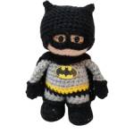 Super eroe Uomo pipistrello Bat man amigurumi. Pelouche fatto a mano ad uncinetto. Bambola imbottita morbida.