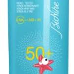 Latte solare waterproof fluido, dalla consistenza leggera, protegge dai danni dei raggi solari UVA e UVB e favorisce i meccanismi di riparazione naturali della cute, donando una pelle protetta e rinfo