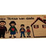 LOVEDOORMAT Zerbino Personalizzato - Fumetto Famiglia - in Cocco Naturale Fondo in Gomma cm. 60x40x2 e Altre Dimensioni Su Misura. Artigianato Fatto a mano Design, Produzione 100% Made in Italy