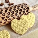 Mattarello Legno Goffrato ZAMPA- CUORE | Mattarello Inciso | Rullo per Biscotti e per Modellare | Mattarello Decorativo per Biscotti di Algis Crafts