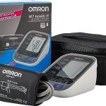 OMRON M7 Intelli IT Misuratore della pressione arteriosa da braccio con Bluetooth e bracciale Intelli Wrap