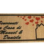 LOVEDOORMAT Zerbino Personalizzato - Benvenuti a Casa, Tuo Testo - Cocco Naturale Fondo in Gomma cm. 60x40x2 e Altre Dimensioni Su Misura. Artigianato Fatto a mano Design Produzione 100% Made in Italy